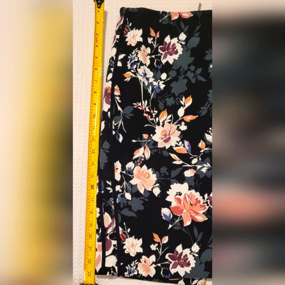 White House Black Market Floral Skirt in size 8 - Picture 6 of 6